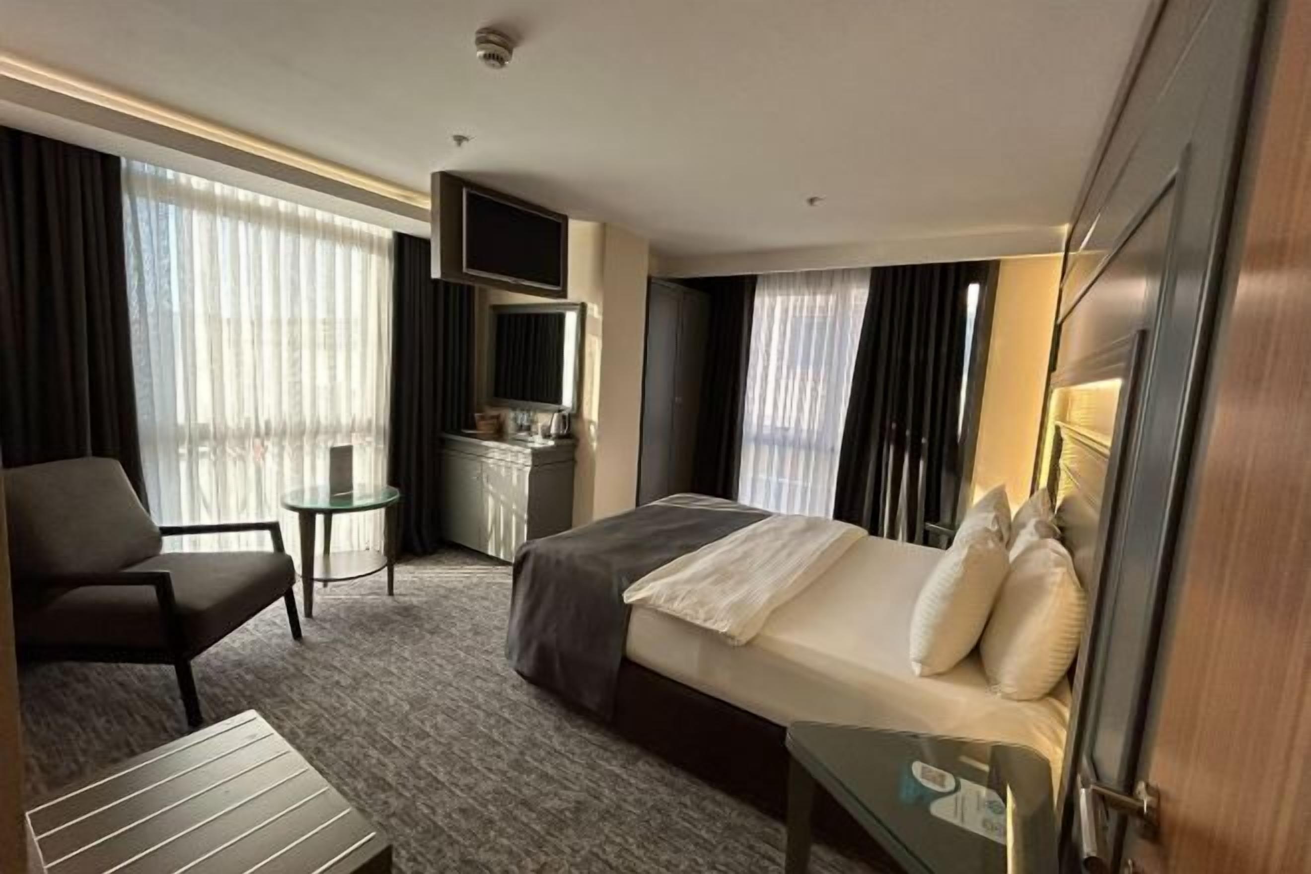 Premium bedding, minibar, in-room safe, soundproofing