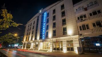 Fassade der Unterkunft – Abend/Nacht