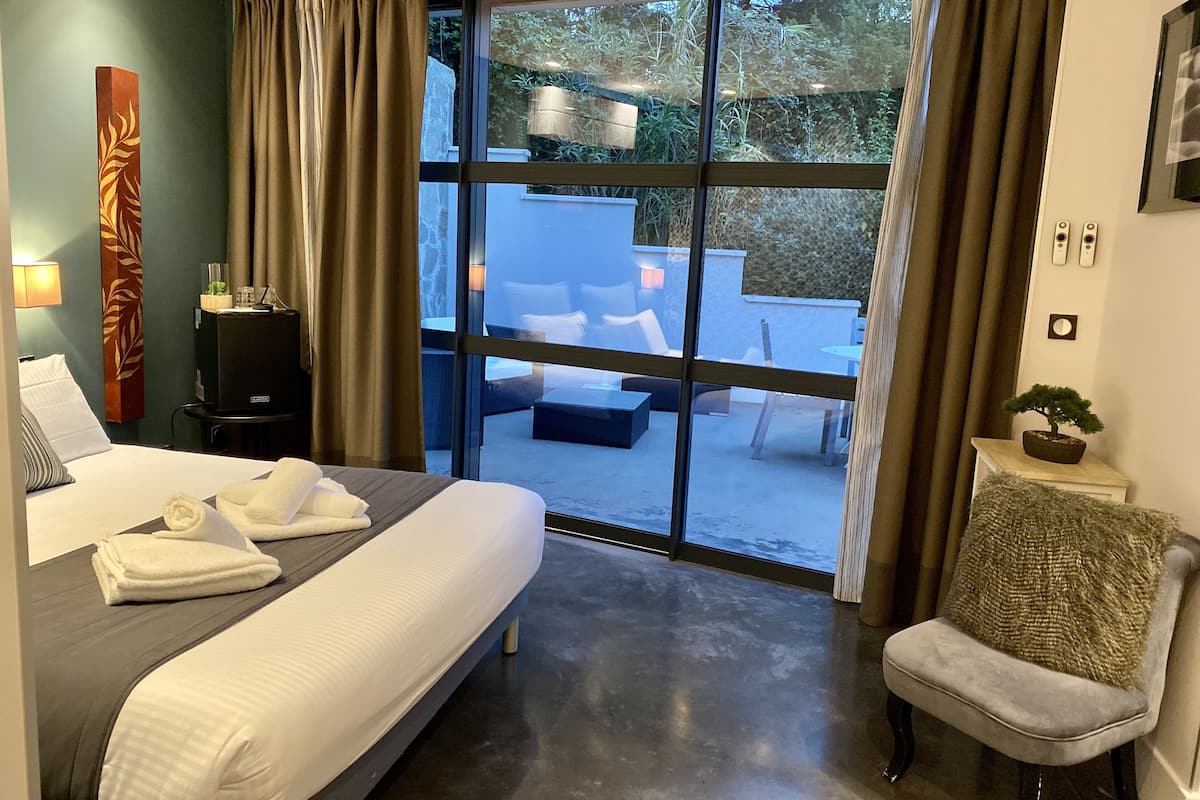 supérieure double room, vue lac, terrasse, baignoire balnéothérapie | 1 bedroom, premium bedding, minibar, in-room safe