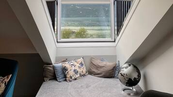 Klassieke tweepersoonskamer, bubbelbad, uitzicht op meer ( Memard Collombier Épine) | Interieur