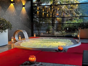 Sauna, hot tub