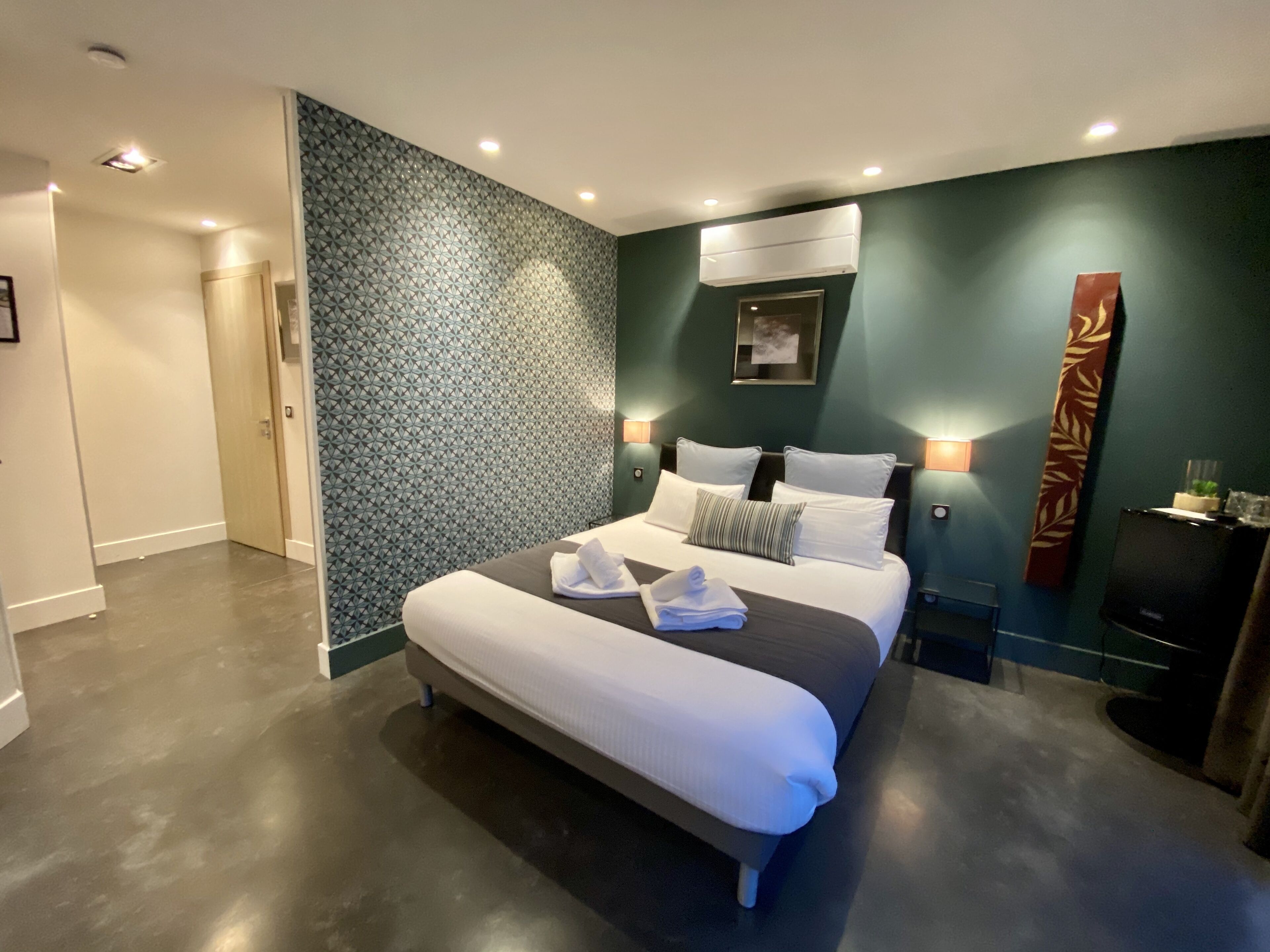 supérieure double room, vue lac, terrasse, baignoire balnéothérapie | 1 bedroom, premium bedding, minibar, in-room safe