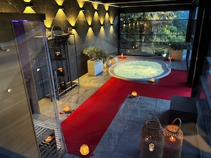 Sauna, hot tub
