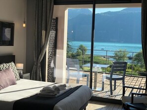 Confort Double Room, vue lac, terrasse | Premium bedding, minibar, in-room safe, individually decorated - Les suites du lac (Aix-les-Bains)