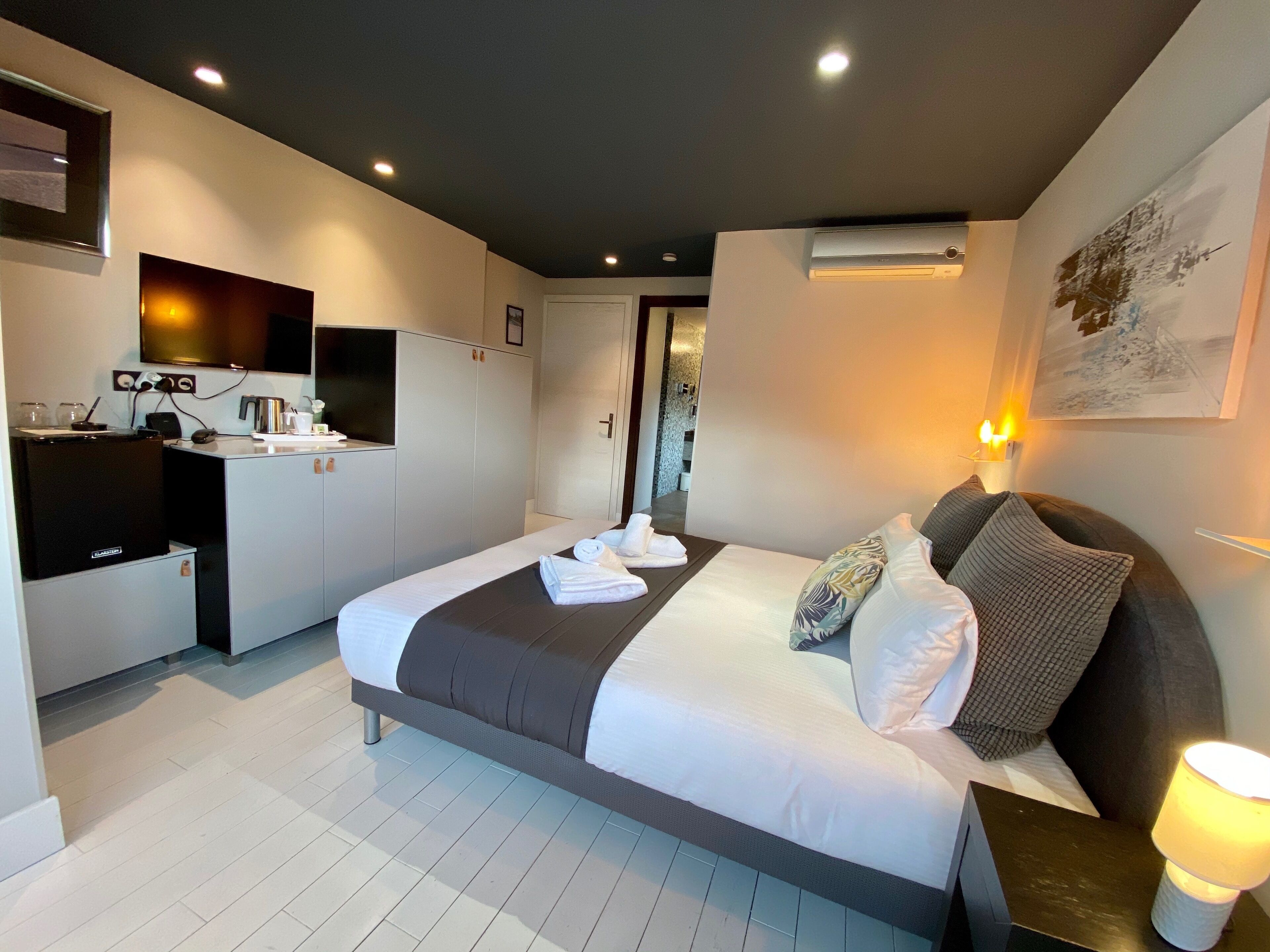 standard double room, lake view (sans balcon) | 1 bedroom, premium bedding, minibar, in-room safe