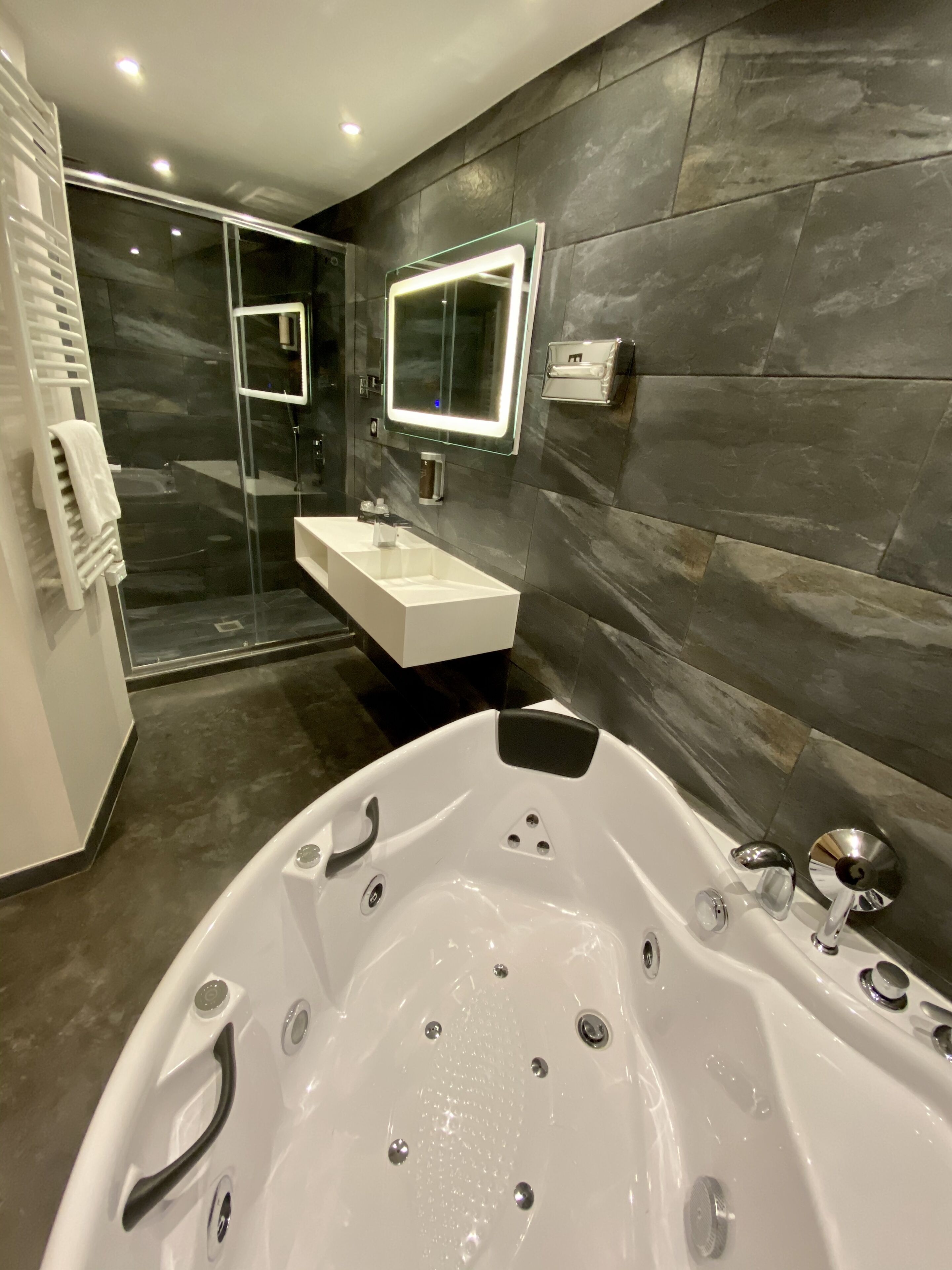 supérieure double room, vue lac, terrasse, baignoire balnéothérapie | jetted bathtub