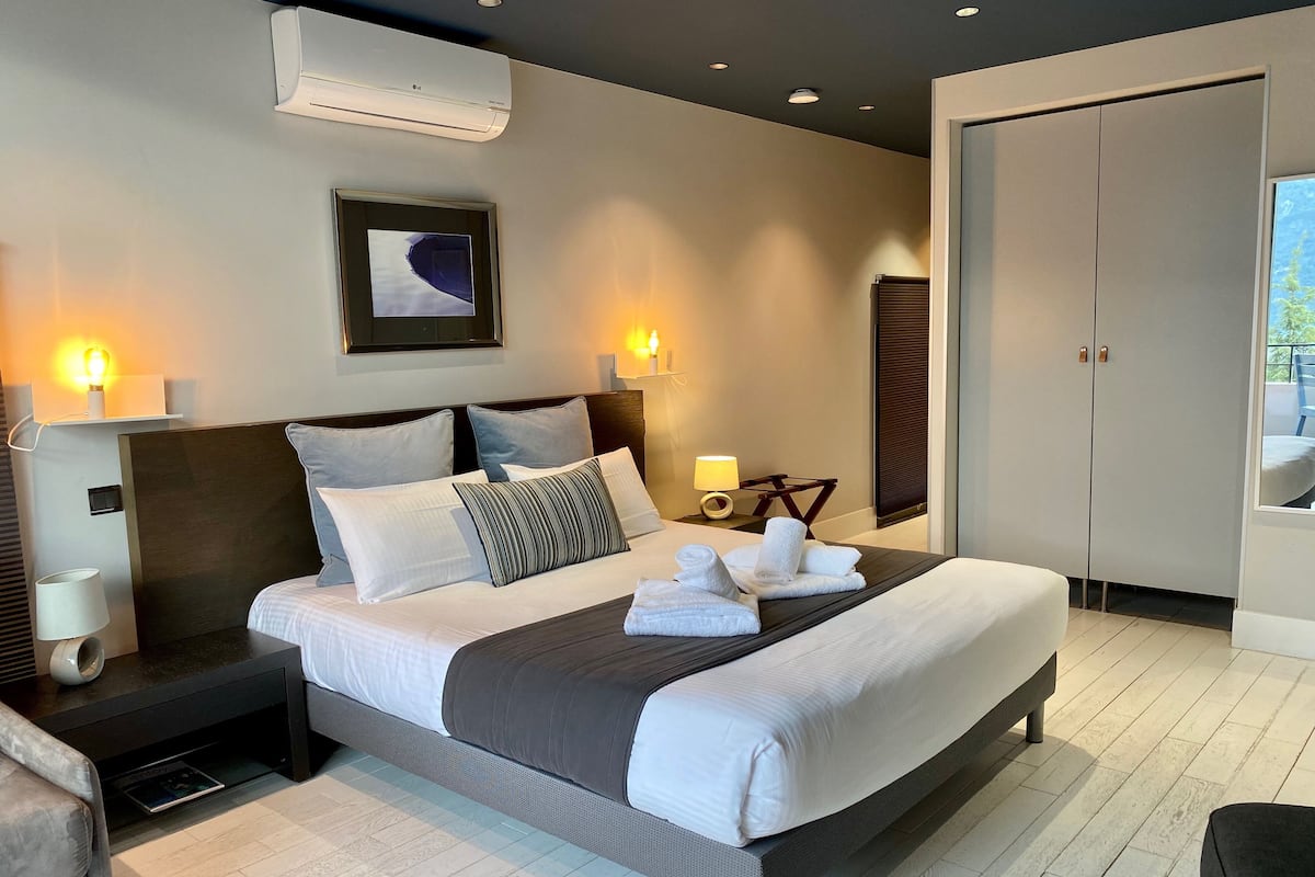 Comfort tweepersoonskamer, uitzicht op meer (balcon, salle de bain et douche) | Luxe beddengoed, een minibar, een kluis op de kamer, een bureau