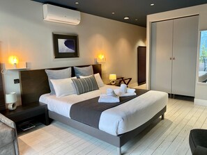 Chambre Double Confort, vue lac (balcon, salle de bain et douche) | Literie de qualité supérieure, minibar, coffres-forts dans les chambres