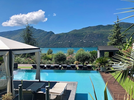 Seasonal outdoor pool, pool umbrellas, pool loungers. Les suites du lac