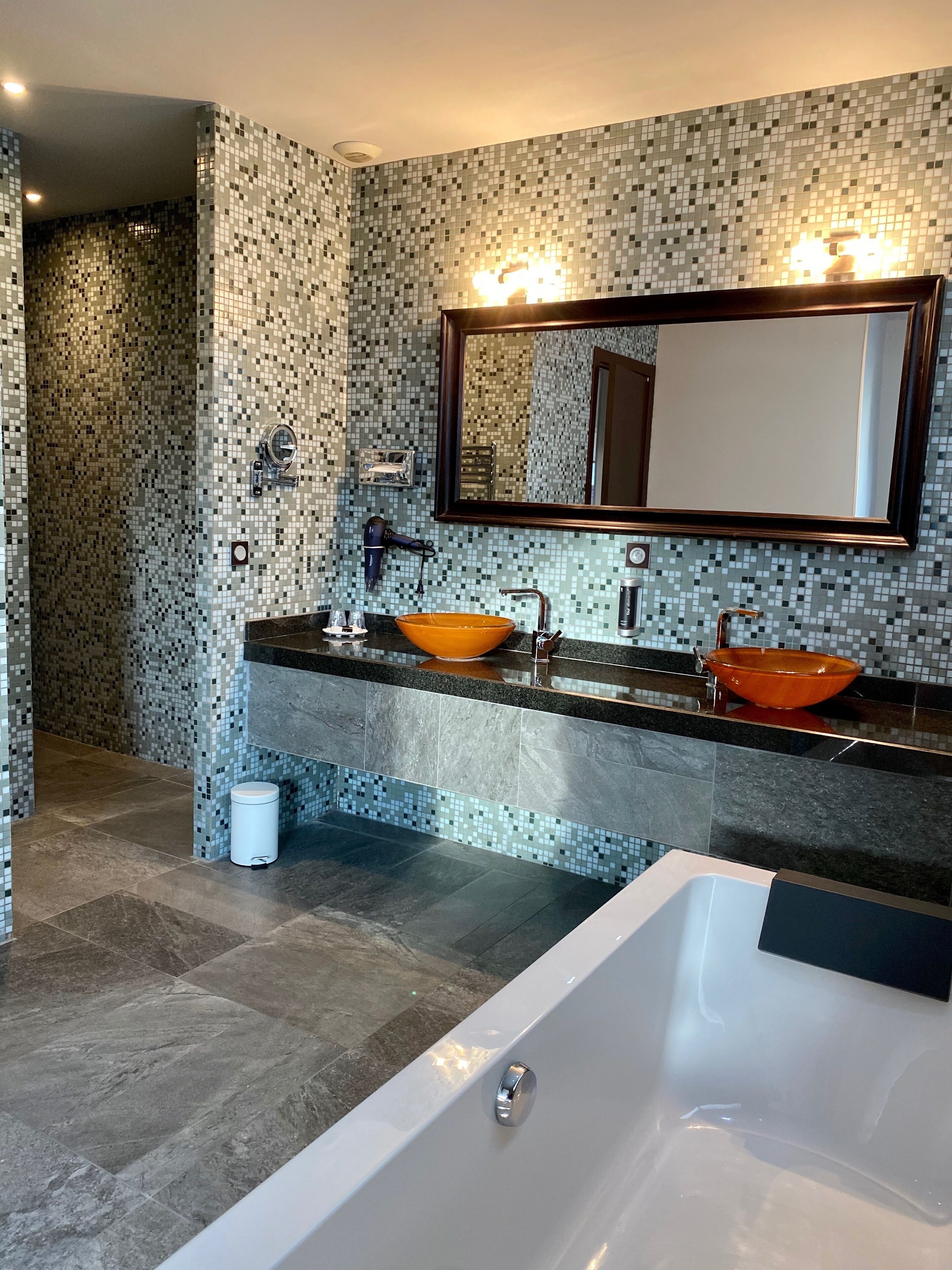 comfort double room, lake view (balcon, salle de bain et douche) | bathroom | separate bathtub and shower, free toiletries, hair dryer, towels