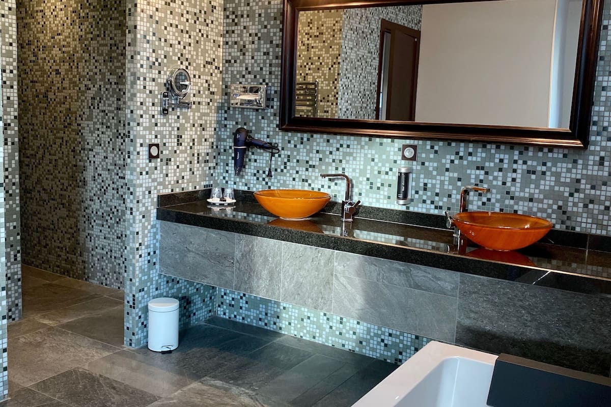 comfort double room, lake view (balcon, salle de bain et douche) | bathroom | separate bathtub and shower, free toiletries, hair dryer, towels