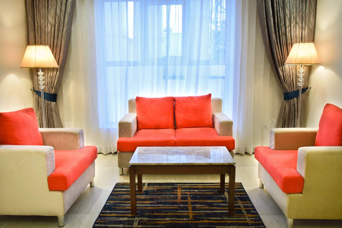 Suite | Luxe beddengoed, een minibar, een kluis op de kamer, een bureau