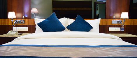 Kamar Double Bisnis, 1 kamar tidur, Boleh Merokok | Seprai premium, minibar, brankas, dan meja kerja