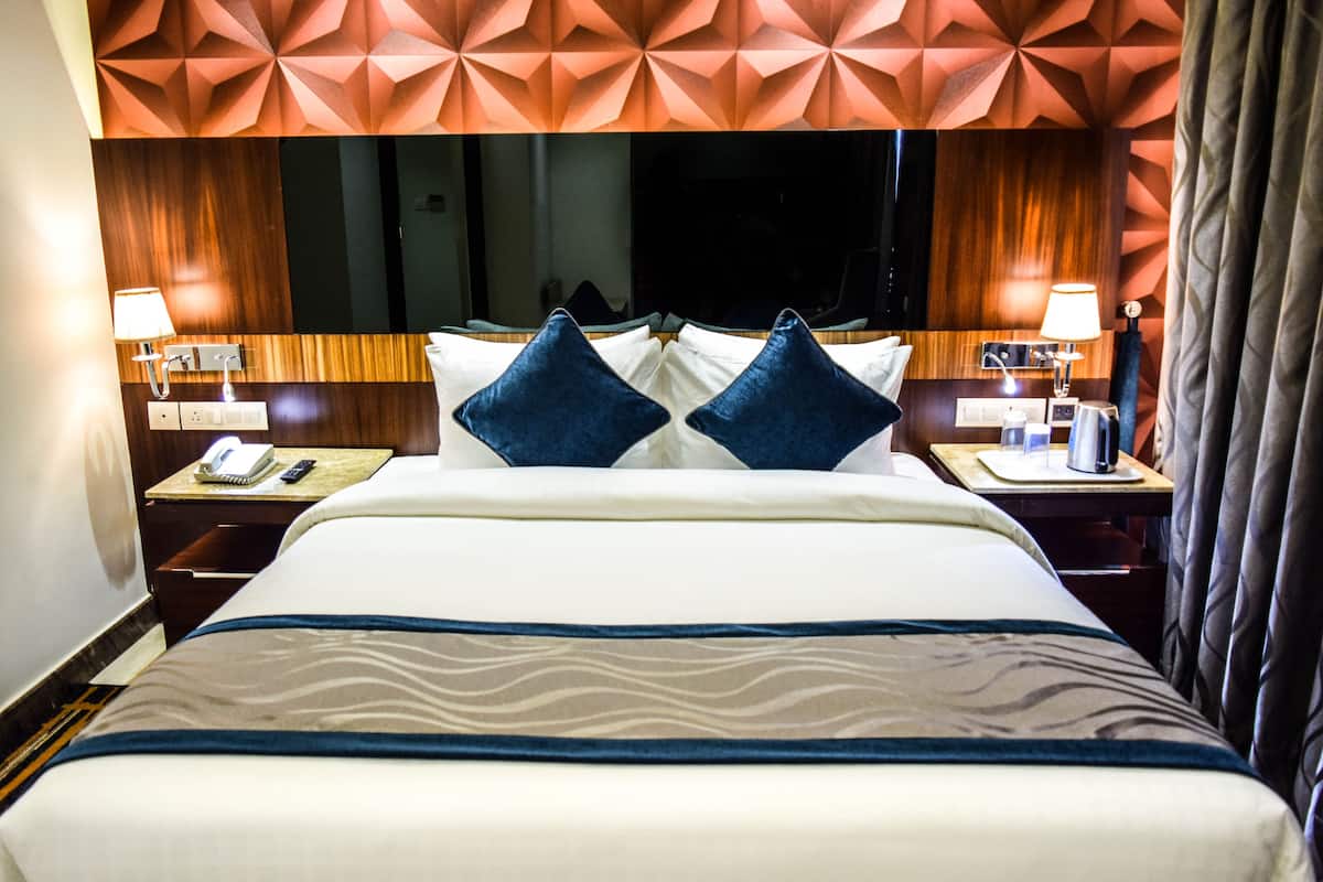 Standaard kamer | Luxe beddengoed, een minibar, een kluis op de kamer, een bureau