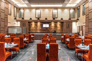 2 restaurants, international cuisine