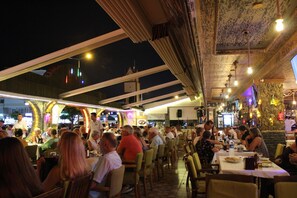 供應早餐、午餐和晚餐，國際料理