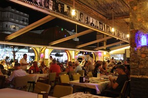 Breakfast, lunch, dinner served; international cuisine  - Mitos App & Hotel (Alanya)