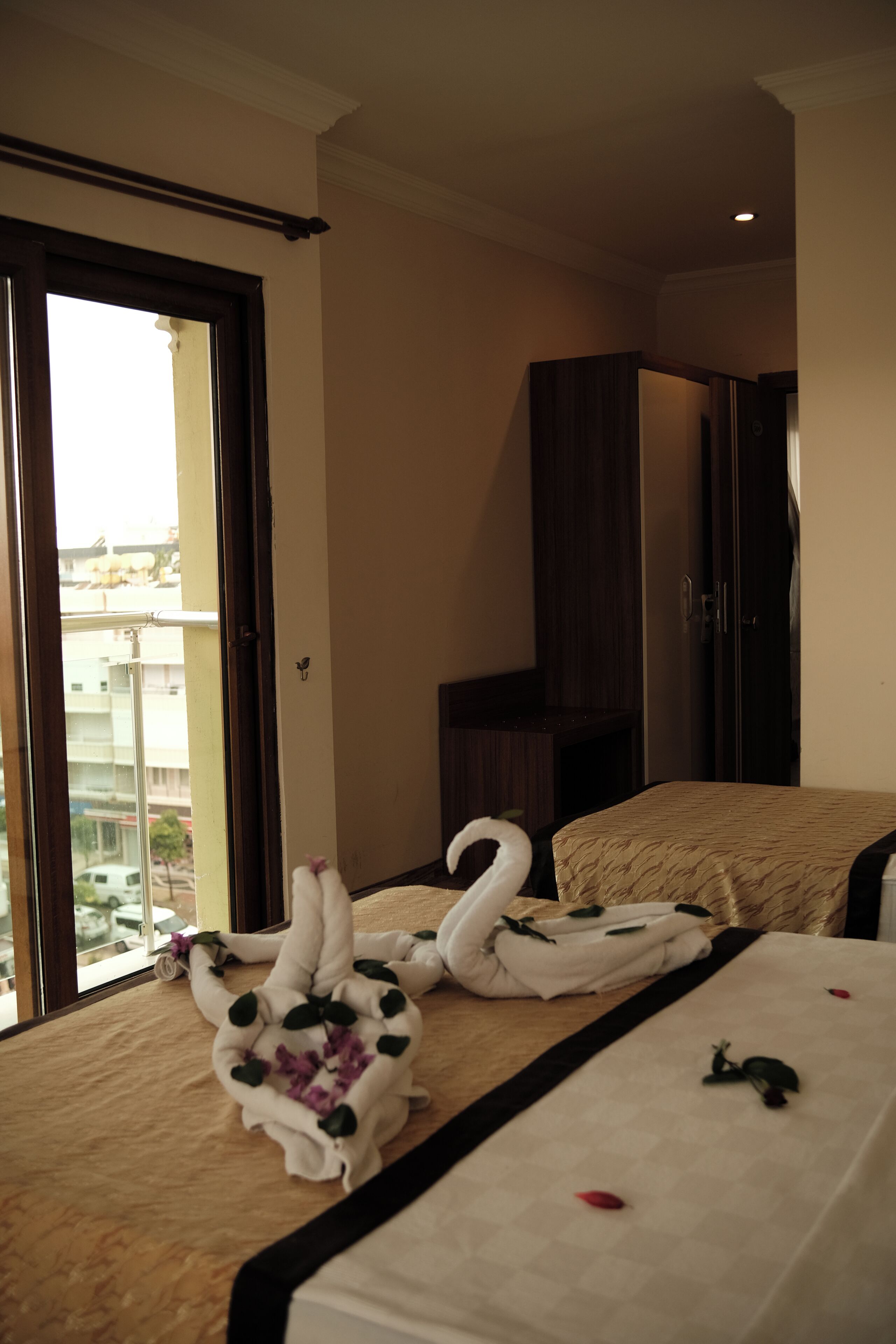 Habitación estándar con 1 cama matrimonial o 2 individuales, vista a la alberca | Minibar, tabla de planchar con plancha y ropa de cama 