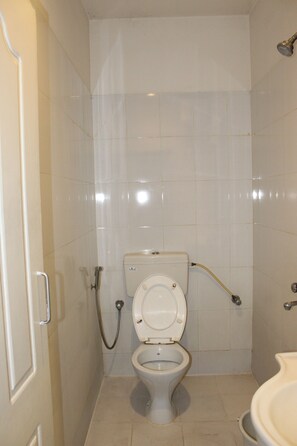 Deluxe Twin Room (AC) | Bathroom | Shower, free toiletries, slippers, towels - Deccan Comforts (Hyderabad)