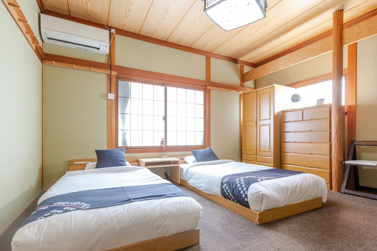 Western Room with Shared Washroom - Twin (Non-Smoking)