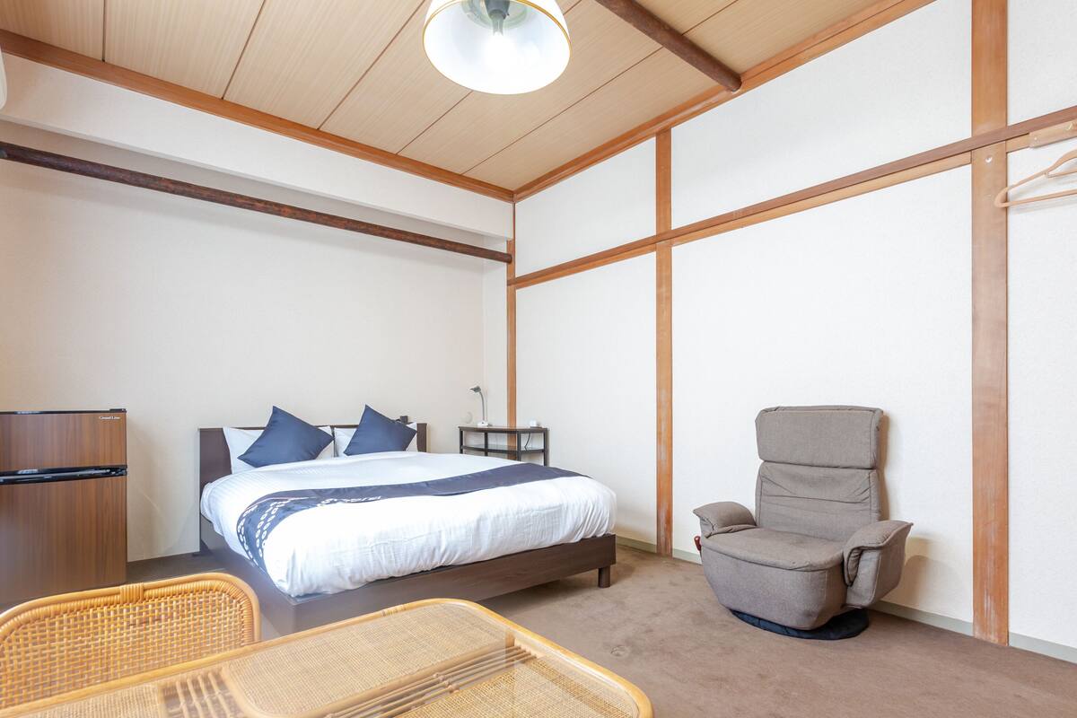 Chambre Double, non-fumeurs, salle de bains commune | Coffres-forts dans les chambres, fer et planche à repasser
