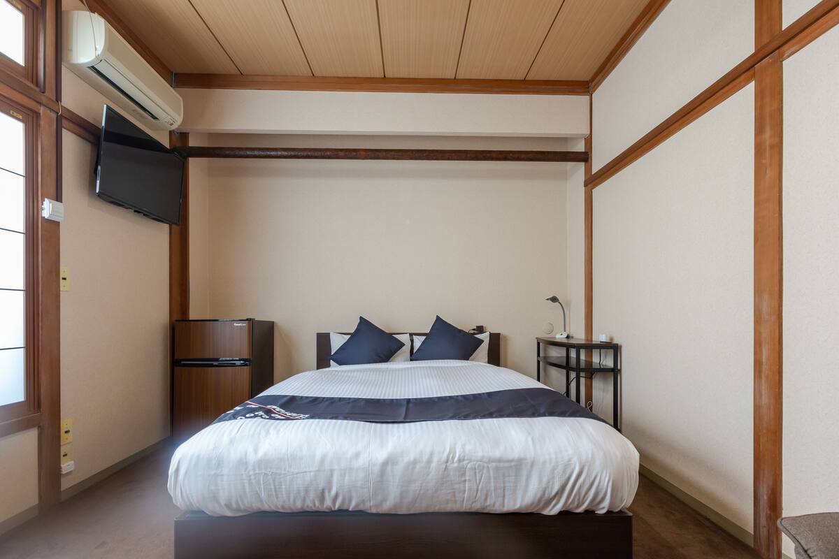 Double Room with Shared Bathroom (Non Smoking) | In-room safe, iron/ironing board, free WiFi, bed sheets