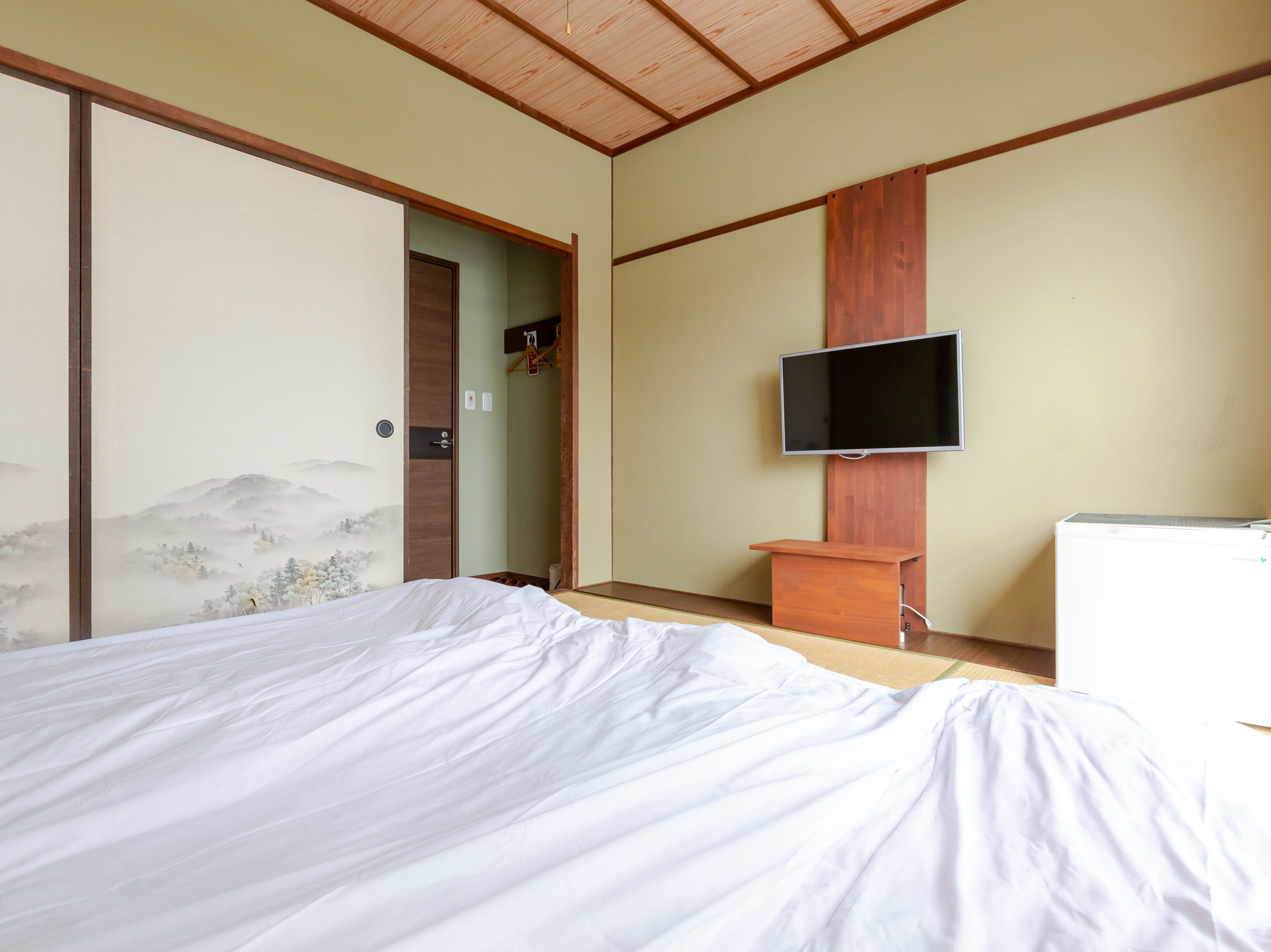 Japanese Room with Shared Washroom - Twin (Non-Smoking) | In-room safe, iron/ironing board, free WiFi, bed sheets