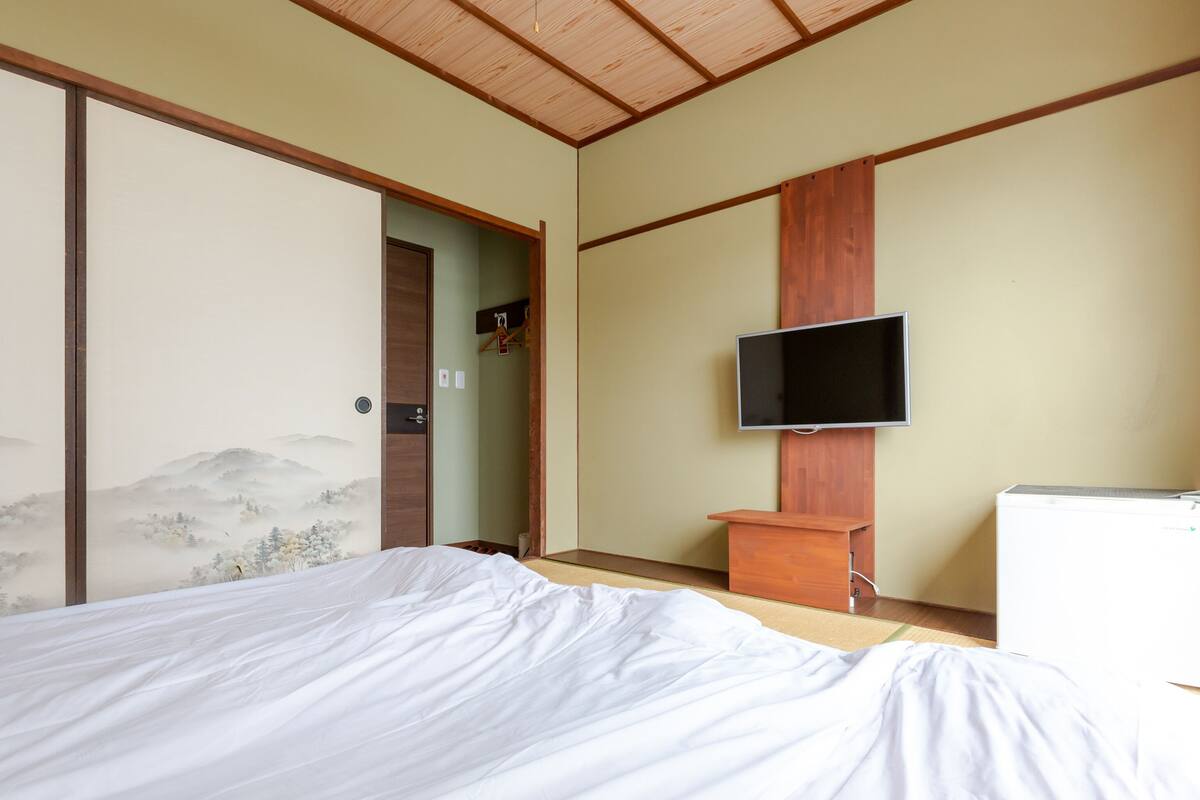 Japanese Room with Shared Washroom - Twin (Non-Smoking) | In-room safe, iron/ironing board, free WiFi, bed sheets