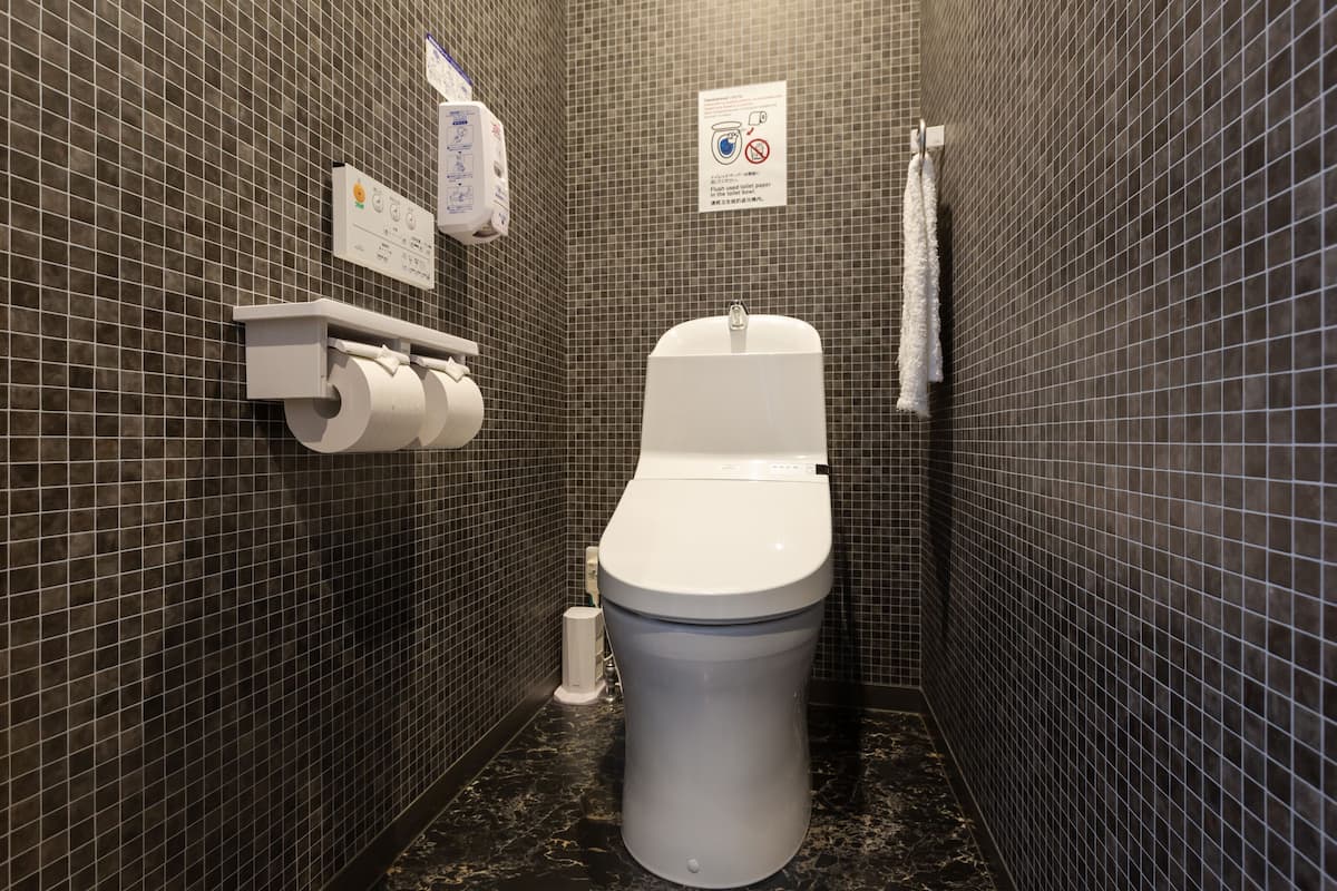 shower, rainfall showerhead, free toiletries, hair dryer
