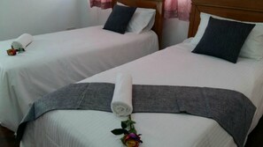 Apartamento básico, 3 quartos | 3 quartos, escrivaninha, ferros/tábuas de passar roupa
