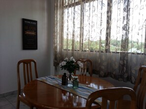 Apartamento básico, 3 quartos | Opções para refeição no quarto