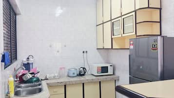 Full-sized fridge, microwave, stovetop, coffee/tea maker