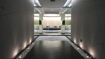 1 treatment room, massages