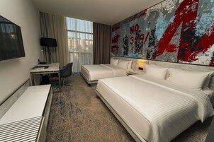 Superior Queen Twin Room | Luxe beddengoed, donzen dekbedden, een minibar, een kluis op de kamer