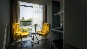 Deluxe King Room | Seprai premium, selimut bulu angsa, minibar, dan brankas