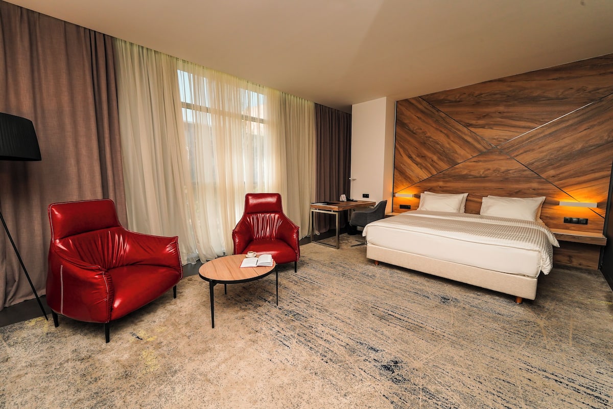 Deluxe King Room | Sängtillbehör av högsta kvalitet, duntäcken och minibar