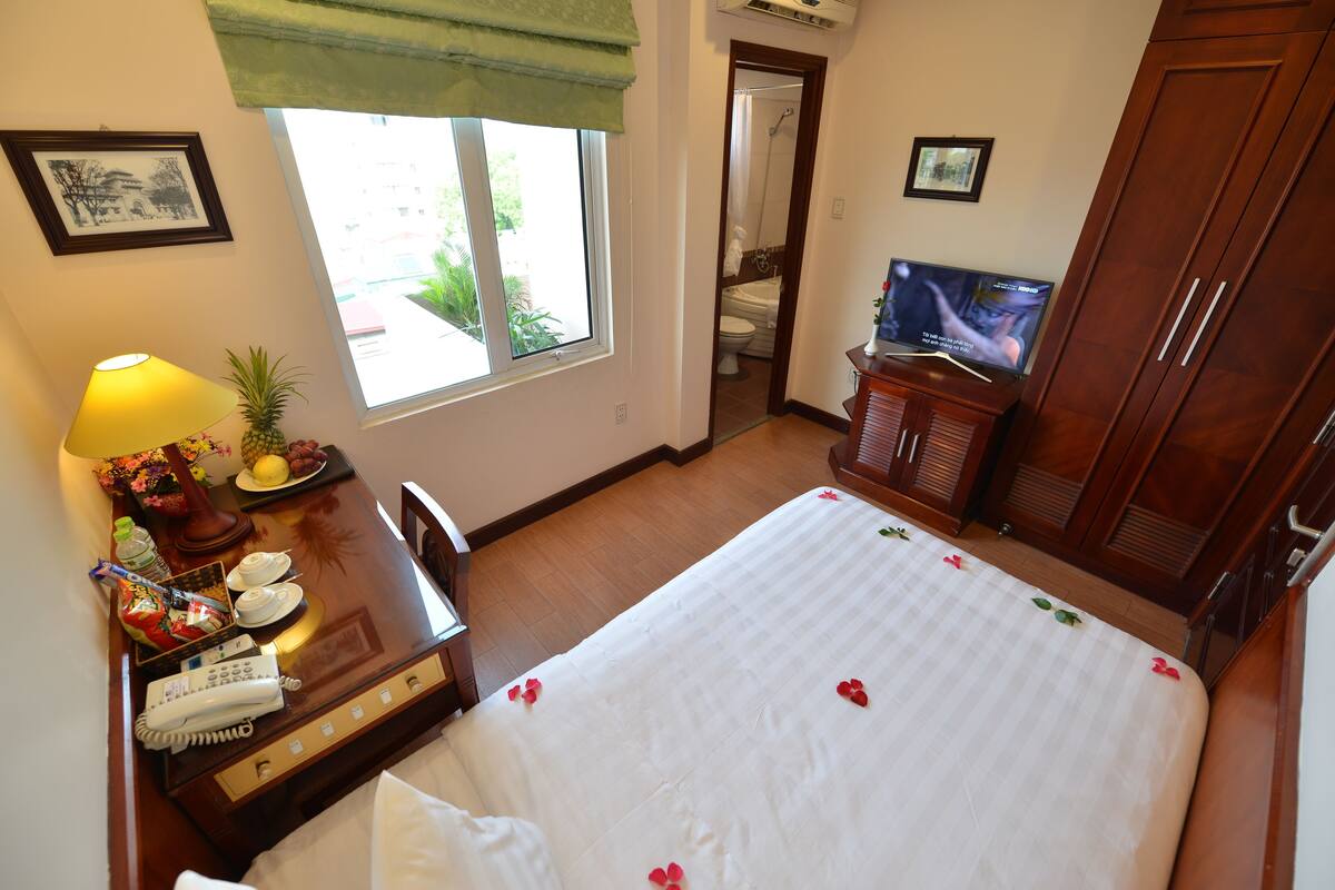 Quarto solteiro superior, vista para a cidade | Frigobar, cofres nos quartos, escrivaninha, quartos à prova de som