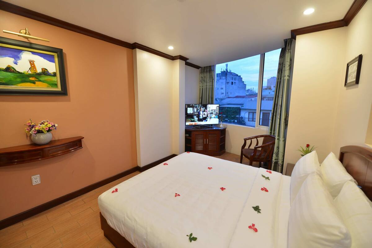 Quarto casal luxo, vista para a cidade | Frigobar, cofres nos quartos, escrivaninha, quartos à prova de som