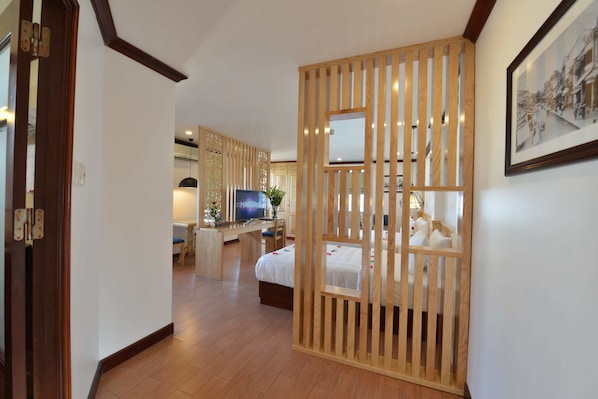 Junior Suite Family City view | Minibar, in-room safe, desk, soundproofing - Blue Hanoi INN Legend Hotel (Hanoi)