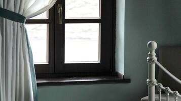 Habitación con 1 cama matrimonial o 2 individuales, vista a la montaña | Insonorización, tabla de planchar con plancha y cunas gratuitas