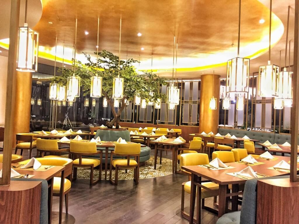 2 restaurants, breakfast, lunch, dinner served; chinese cuisine