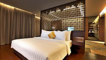Executive Suite | In-room safe, desk, blackout drapes, free WiFi