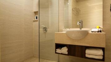 Regadera, amenidades de baño gratuitas, secadora de cabello, pantuflas