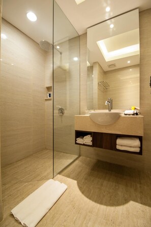 Shower, free toiletries, hair dryer, slippers - Grand Soll Marina Hotel (Tangerang)