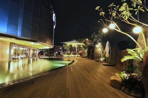 Poolside bar - Grand Soll Marina Hotel (Tangerang)
