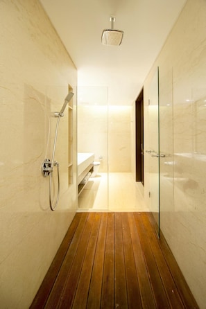 Quarto executivo | Banheiro | Chuveiro, produtos de toalete grátis, secador de cabelo, chinelos