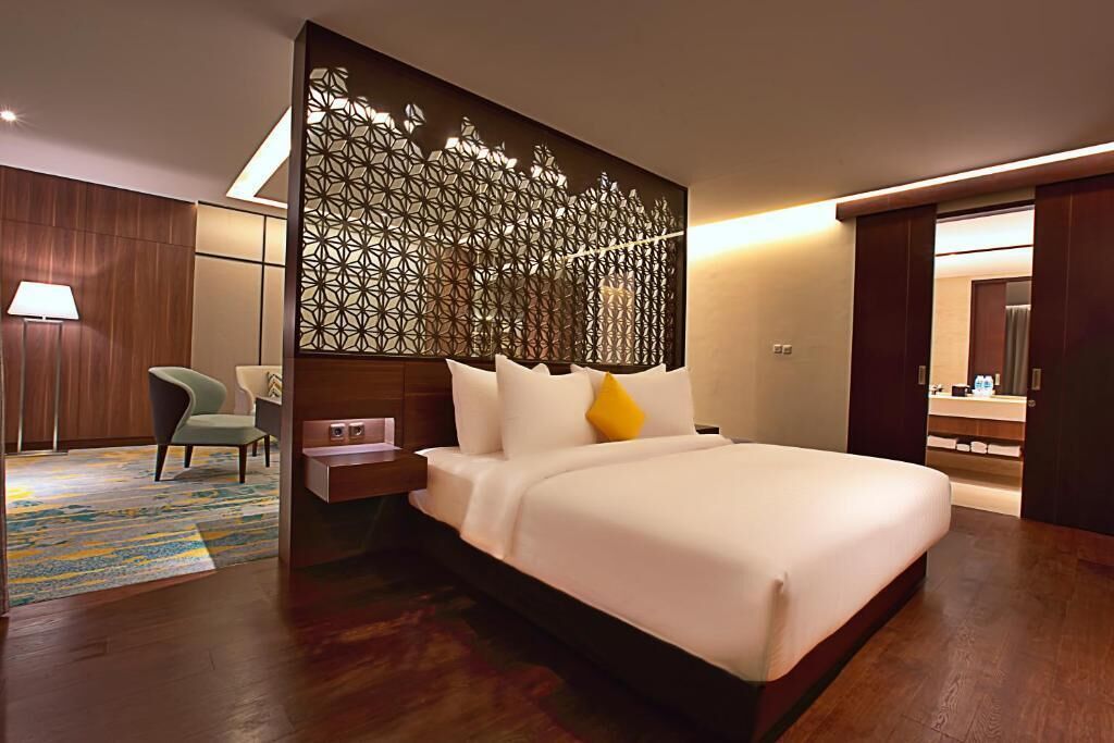 executive suite | 1 bedroom, in-room safe, desk, blackout curtains