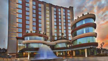 Bagian depan properti - sore/malam