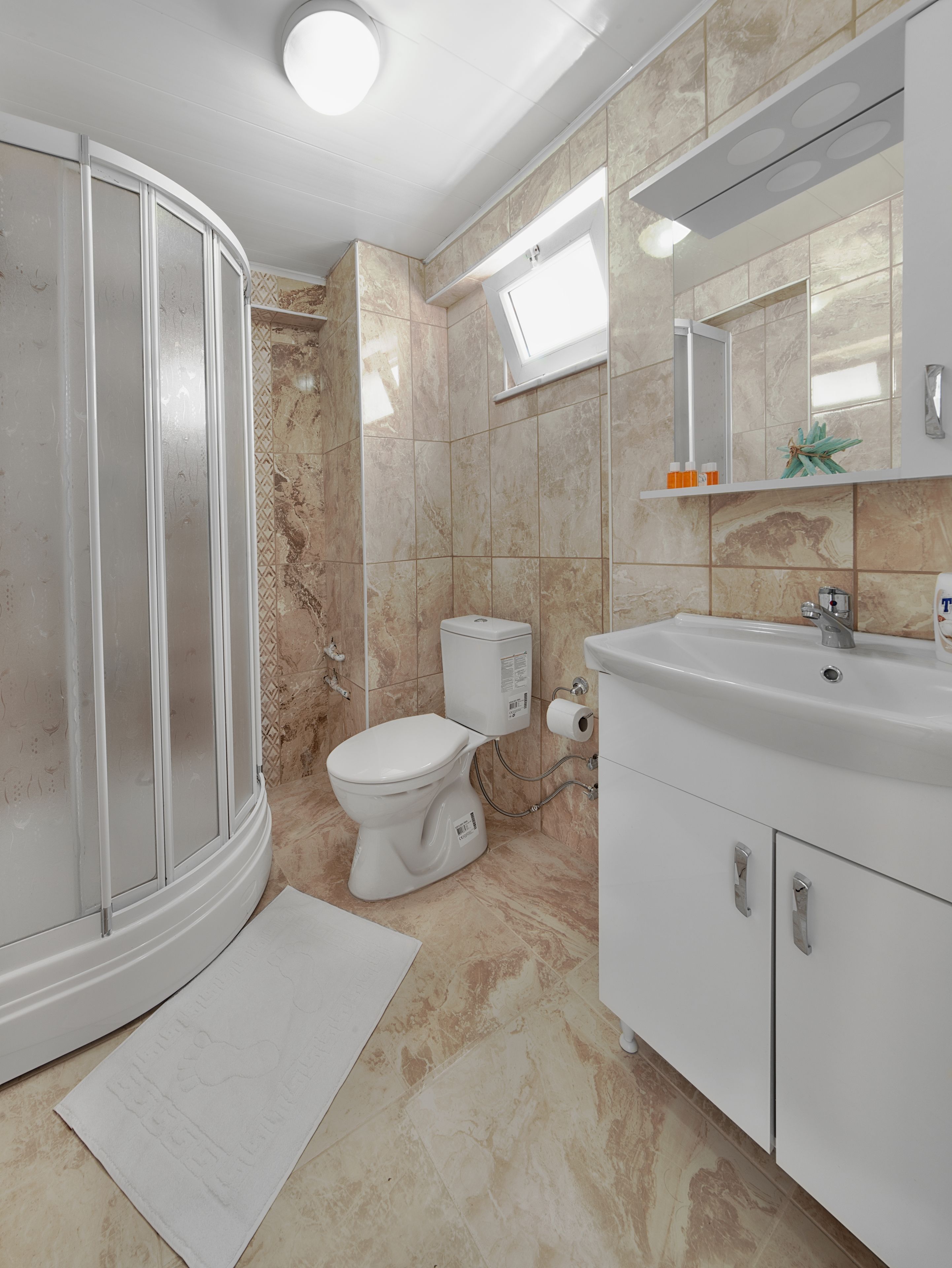 Dusche, kostenlose Toilettenartikel, Haartrockner, Handtücher