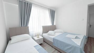 Habitación triple estándar | Sistema de insonorización y tabla de planchar con plancha